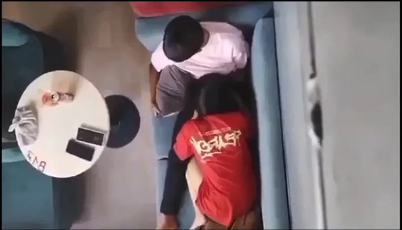 Quay lén em người yêu bú mút cho cô bạn gái nơi công cộng